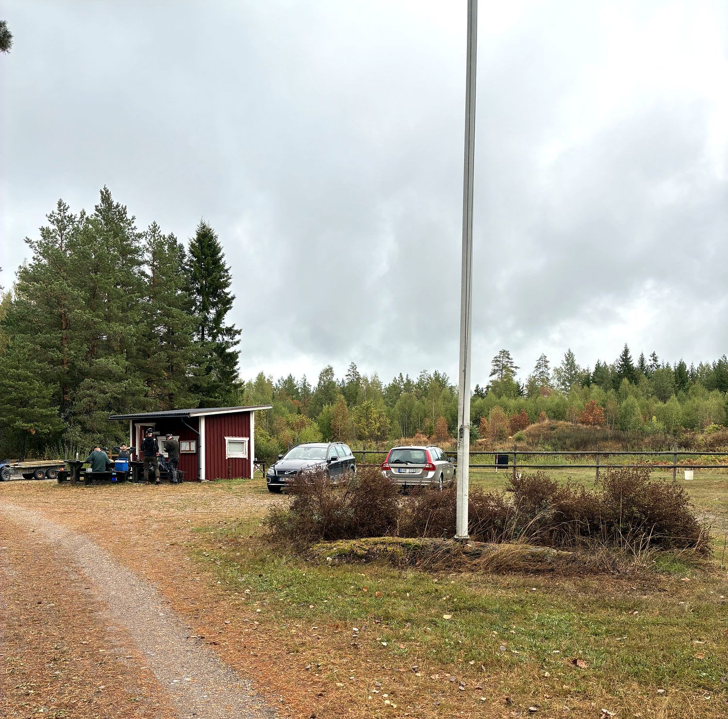 Infartsväg och parkering vid den röda klubbstugan.